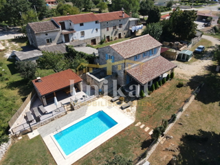 Tenuta con casa in pietra ristrutturata, giardino e piscina